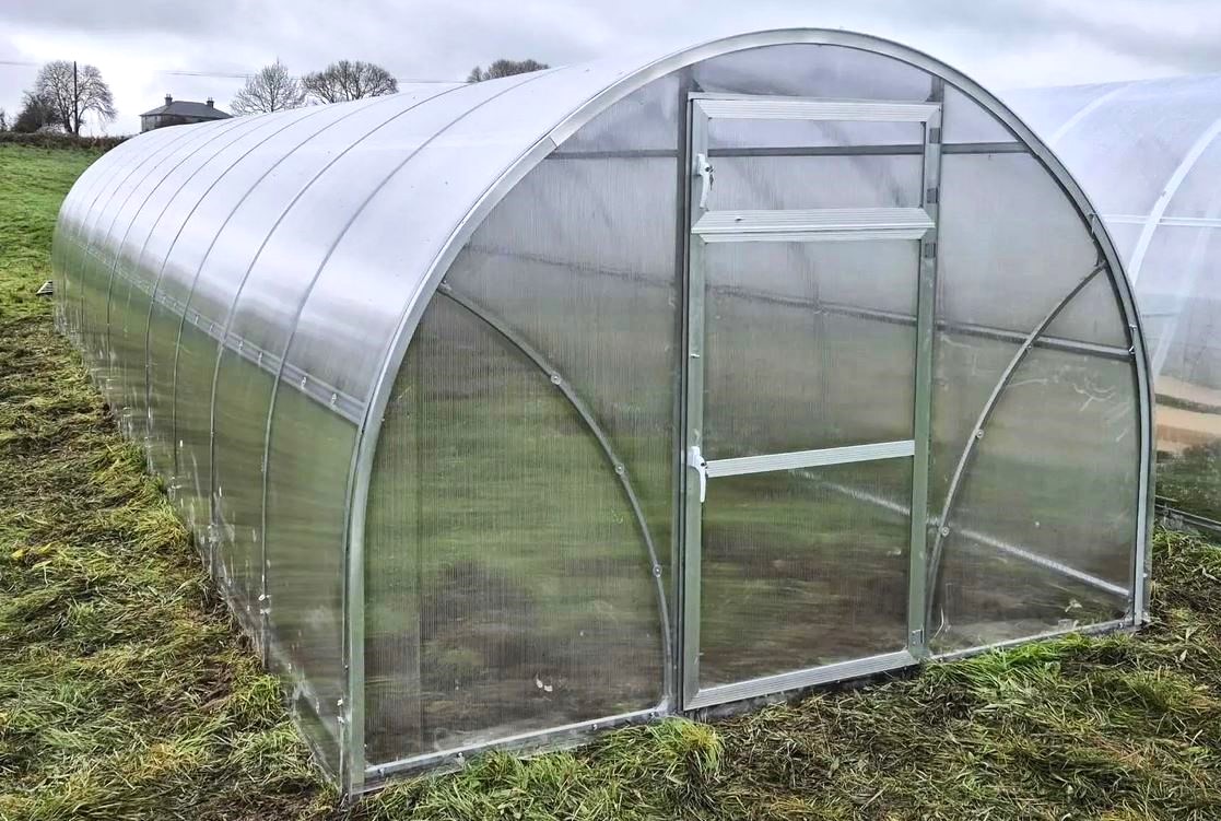 Szklarnia PREMIUM Sigma EVO 3×8 m, poliwęglan 6 mm Szklarnia ogrodowa PREMIUM Sigma EVO 3×12 m z poliwęglanu, widok z przodu