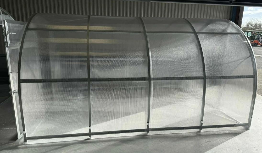 Szklarnia PREMIUM Sigma EVO 3×8 m, poliwęglan 6 mm Szklarnia ogrodowa PREMIUM Sigma EVO z poliwęglanu 6 mm, widok boczny na łukową stalową konstrukcję