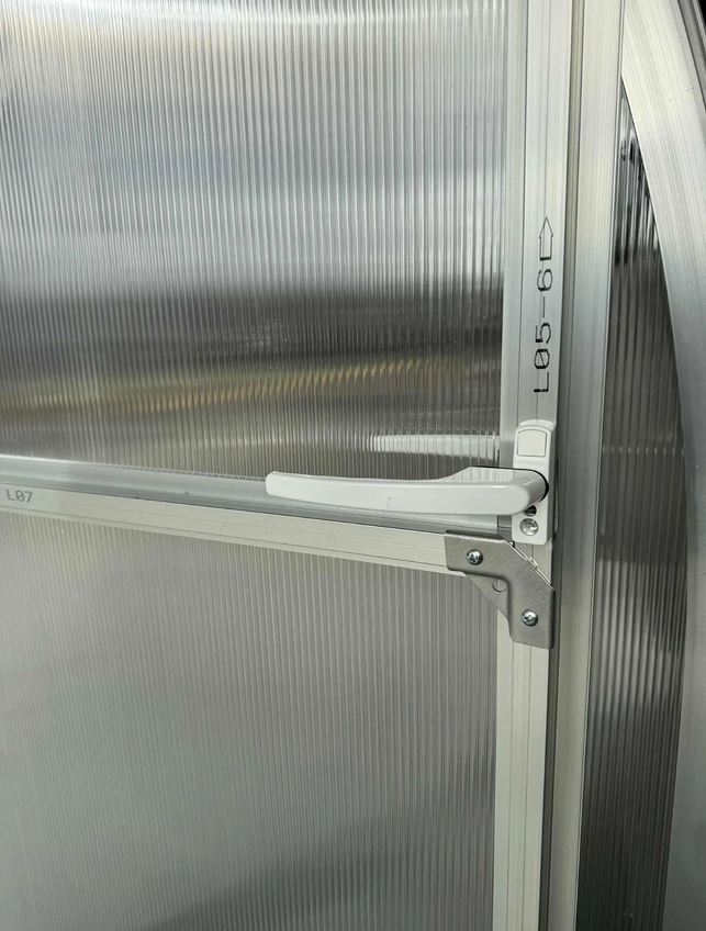 Szklarnia PREMIUM Sigma EVO 3×8 m, poliwęglan 6 mm Klamka i mechanizm zamknięcia drzwi szklarni PREMIUM Sigma EVO z poliwęglanu