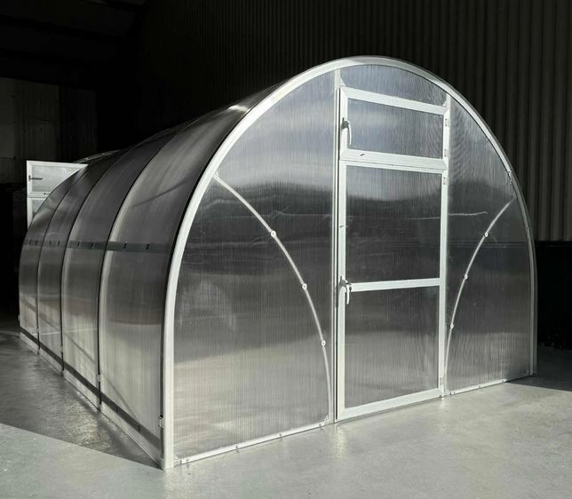 Szklarnia PREMIUM Sigma EVO 3×8 m, poliwęglan 6 mm Szklarnia ogrodowa PREMIUM Sigma EVO z poliwęglanu, widok konstrukcji z drzwiami i oknem wentylacyjnym