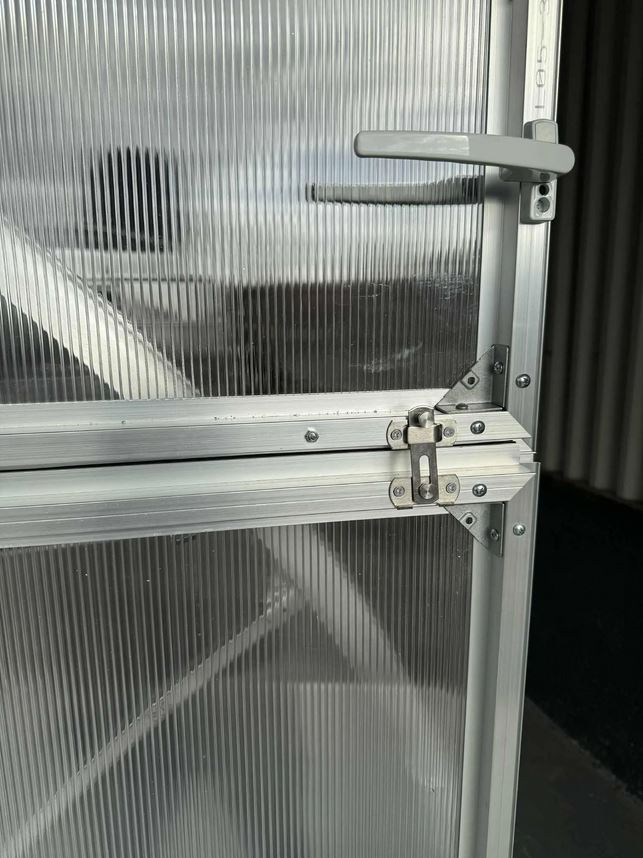 Szklarnia PREMIUM Sigma EVO 3×8 m, poliwęglan 6 mm Metalowy rygiel i mechanizm zamknięcia drzwi szklarni PREMIUM Sigma EVO z poliwęglanu