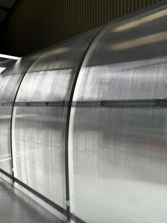 Szklarnia PREMIUM Sigma EVO 3×8 m, poliwęglan 6 mm Taśmy naciągające poliwęglan – wzmocnienie szklarni PREMIUM Sigma EVO