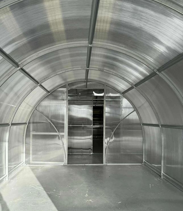 Szklarnia PREMIUM Sigma EVO 3×8 m, poliwęglan 6 mm Wnętrze szklarni PREMIUM Sigma EVO z poliwęglanu 6 mm i wzmocnioną stalową konstrukcją łukową